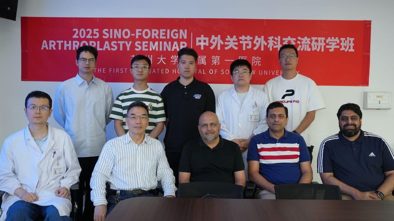 Group photograph of the faculty and host team at the 2025 Sino-Foreign Arthroplasty Seminar, First Affiliated Hospital of Soochow University, China
